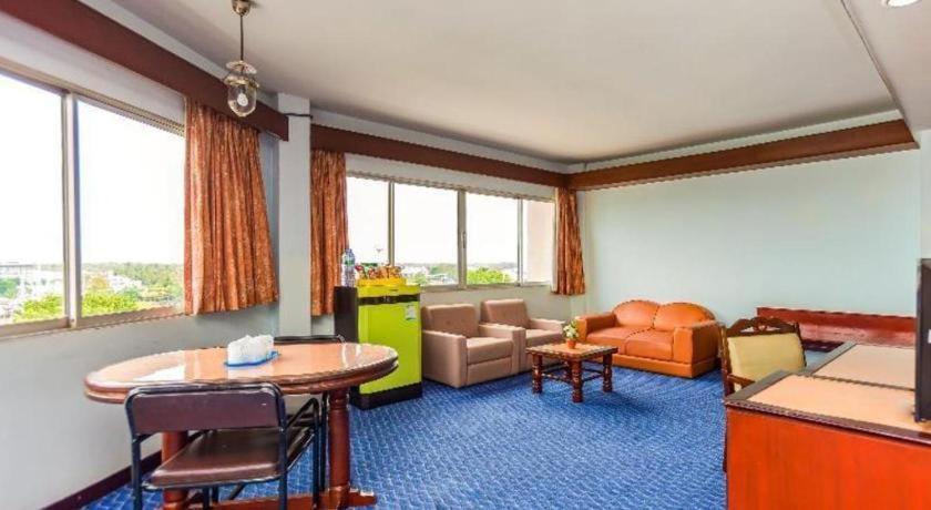 โอโย 441 แกรนด์ ธารา โฮเต็ล Hotel สุราษฎร์ธานี ภายนอก รูปภาพ